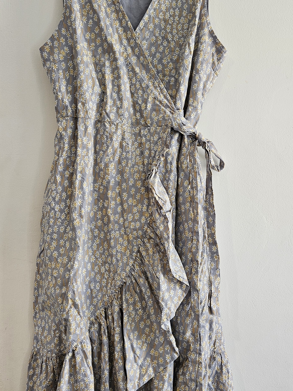 Madewell Gray Wrap Dress with Cream Daisy Print